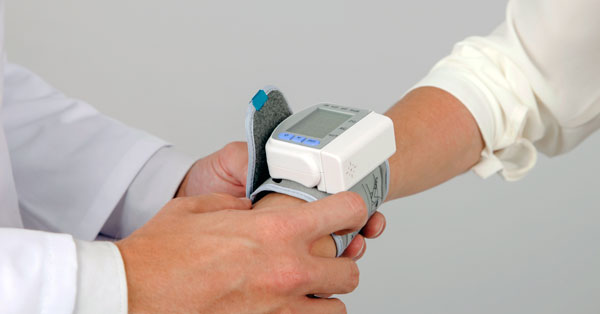vérnyomásmérő csukló vagy felkar