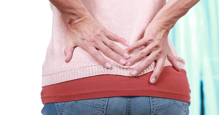fájdalom a hát alsó részén a derék alatt, nőknél krónikus ízületi gyulladás
