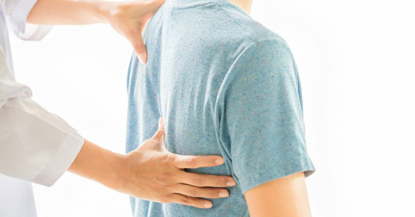 éles fájdalom a hátban a derék felett hátfájás a hát alsó részénél