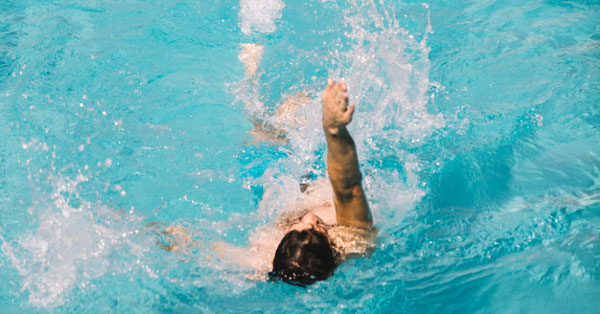 úszás a medencében térd artrózissal