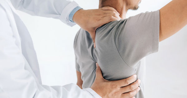erős hátfájás a lapockák alatt reaktív rheumatoid arthritis