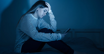 A fiatalok online aktivitásának veszélyei - Öngyilkosság és internet? Van-e összefüggés?