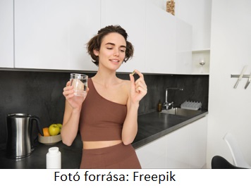 fiatal nő vitamint vesz be