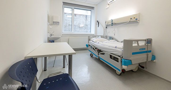 Az alváslabor egyik szobája, ahová befekszik éjszakára a beteg.; Kép forrása: Semmelweis Egyetem
