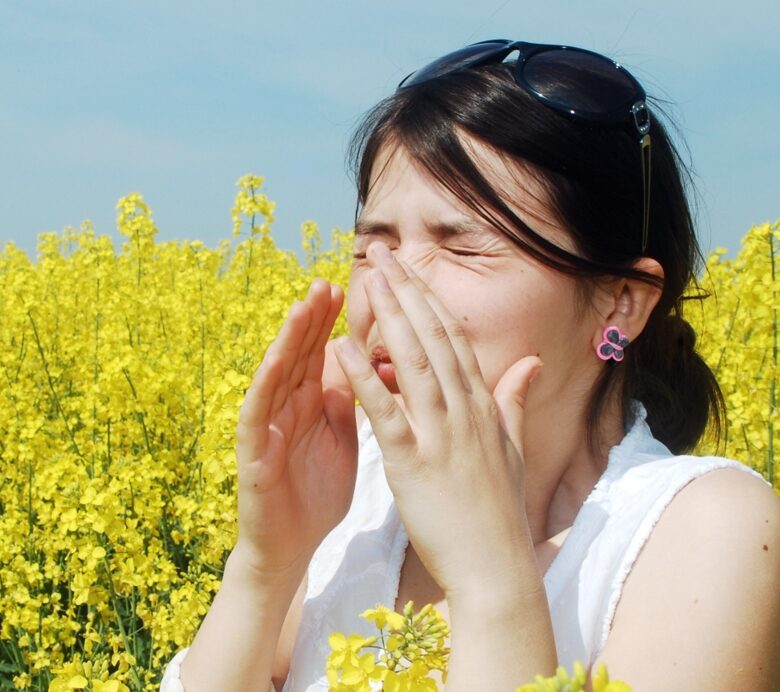 Pollenallergiás nő tüsszög