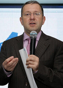 Dr. Rékassy Balázs, a Pfizer közkapcsolati igazgatója a