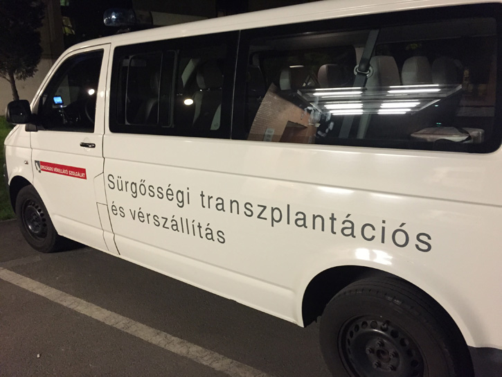 Speciális sürgősségi transzplantációs és vérszállító jármű